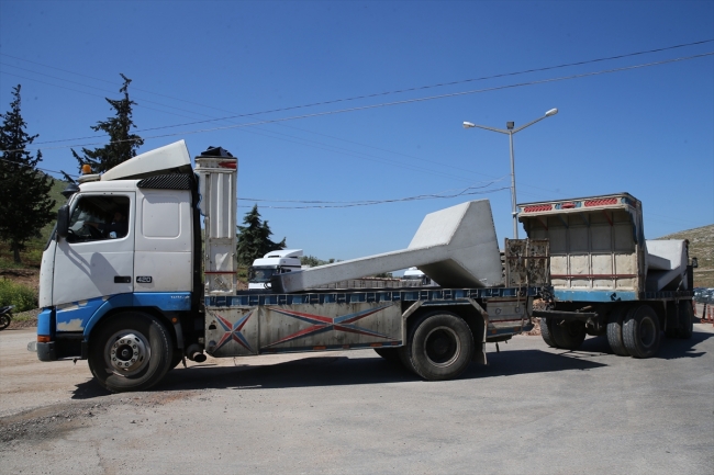 İdlib'e gidecek beton blokları taşıyan 30 tır, Cilvegözü'nden çıktı